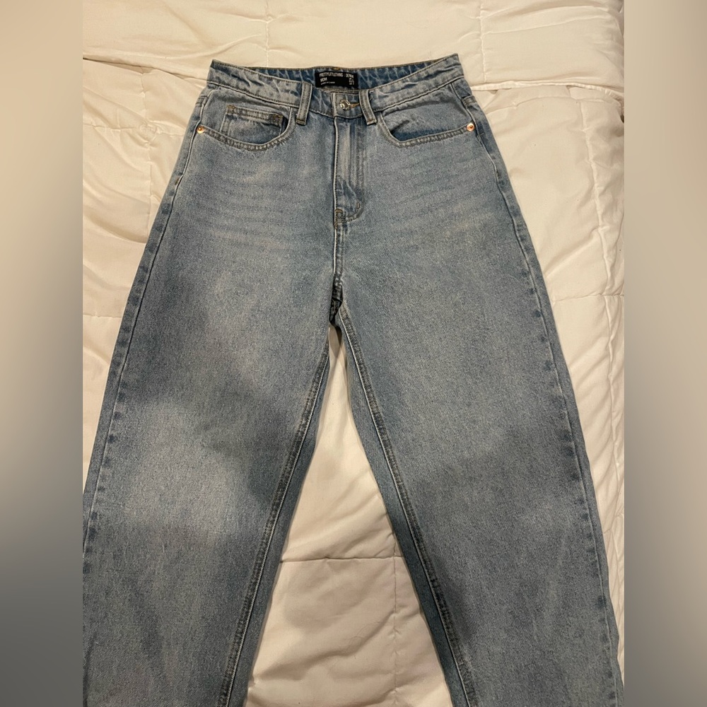 Pretty little thing bum ripped straight jean